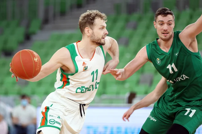 Ob zadnjem soočenju 24. aprila je Cedevita Olimpija ugnala Krko z 99:72. Levo Jaka Blažič, desno Jan Kosi. FOTO: Cedevita Olimpija