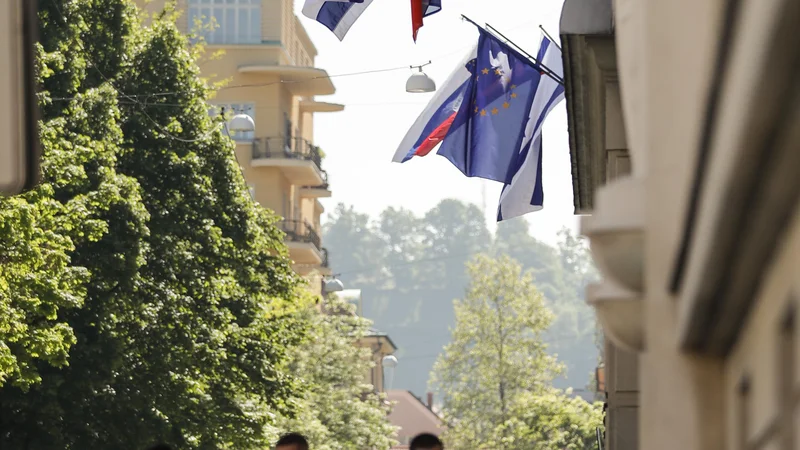 Fotografija: Zastave na pročelju vladne palače Republike Slovenije, v Ljubljani, FOTO: Uroš Hočevar/Delo
