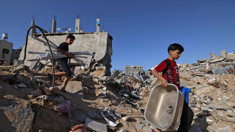 Fotografija: Po podatkih Sklada ZN za otroke (Unicef) je bilo svoje domove med spopadi na območju, ki ga nadzoruje islamistično gibanje Hamas, primorano zapustiti prek 100.000 ljudi. FOTO: Emmanuel Dunand/AFP