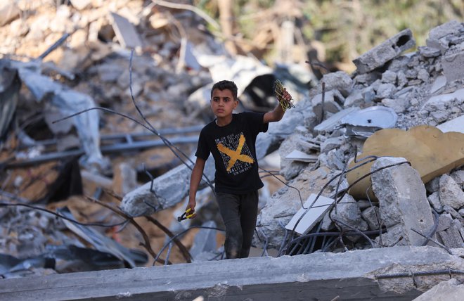 Na območju Gaze je bilo po podatkih tamkajšnjega zdravstvenega ministrstva ubitih najmanj 248 ljudi, vključno z več kot 100 ženskami in otroki. FOTO: Emmanuel Dunand/AFP