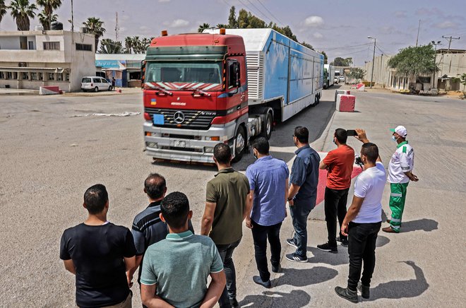 Na območje so že prispeli prvi tovornjaki s humanitarno pomočjo. FOTO: Said Khatib/AFP