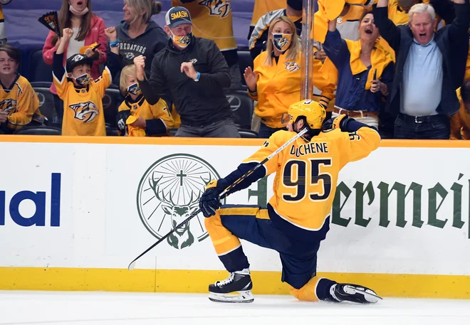 Matt Duchene se je takole veselil zlatega gola v 95. minuti tekme proti Carolini Hurricanes. FOTO: Christopher Hanewinckel/Usa Today Sports