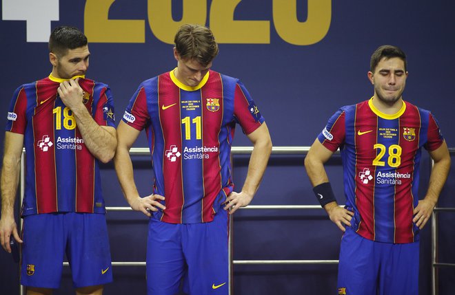 Barcelonini igralci so bili decembra lani razočarani po porazu v finalu. FOTO: Thilo Schmuelgen/Reuters
