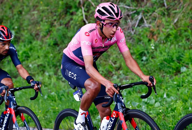 Egan Bernal je vse trdneje v rožnati majici vodilnega. FOTO: Luca Bettini/AFP