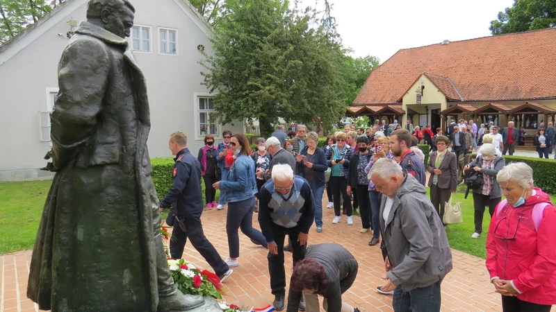 Fotografija: Pred Titov spomenik so ljudje polagali rože in prižigali svečke. Foto Bojan Rajšek