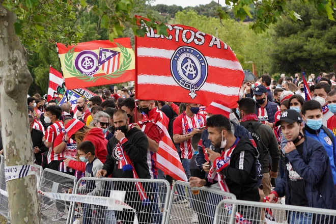 Atleticovi navijači so prišli spodbujat igralce v Valladolid. FOTO: Cesar Manso/AFP