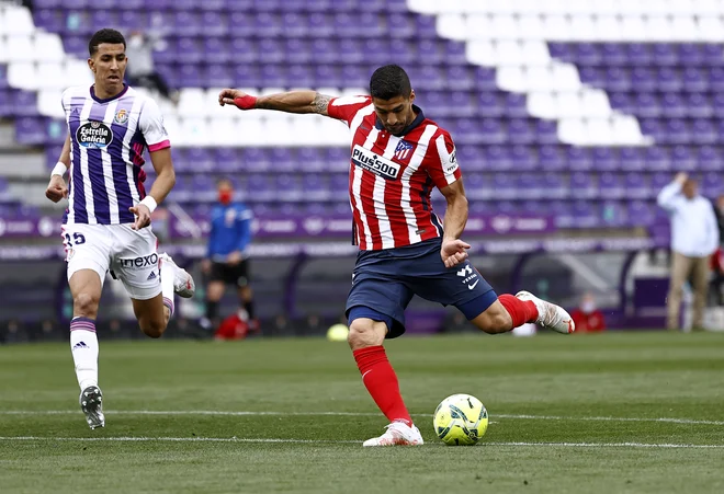 Luis Suarez je hladnokrvno zabil zmagoviti gol za Atletico. FOTO: Juan Medina/Reuters