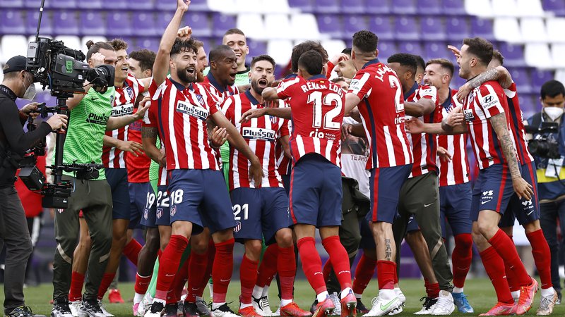 Fotografija: Veselje nogometašev Atletica po ključni zmagi v sezoni 2020/21. FOTO: Juan Medina/Reuters