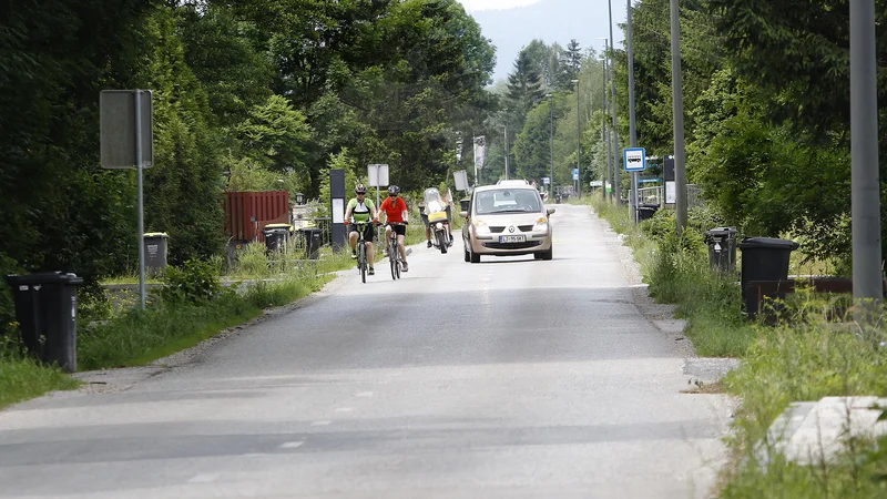 Fotografija: Vožnja po Črnovaški cesti je nevarna in podobna nemirni plovbi.
FOTO: Mavric Pivk/Delo