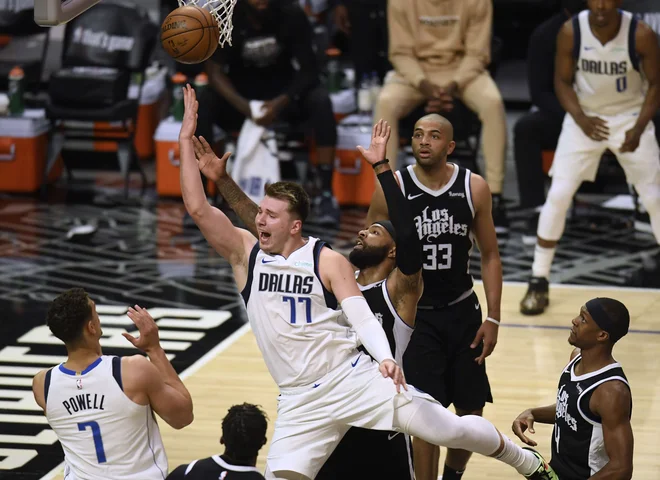 Luka Dončićje v Los Angelesu Dallas popeljal do prve zmage v seriji na štiri zmage. FOTO: Harry How/AFP