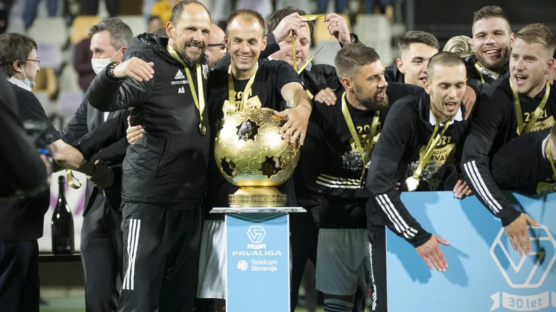 Fotografija: Nogometaši Mure so v spektakualrnem prvenstvenem velikem finalu uprizorili izjemno tekmo in si priigrali prvi naslov državnerga prvaka. FOTO: Jure Eržen/Delo