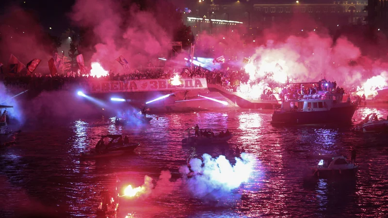 Fotografija: Glasno in burno so navijači Crvene zvezde proslavljali 32. naslov nogometnega prvaka. FOTO: Oliver Bunić/AFP