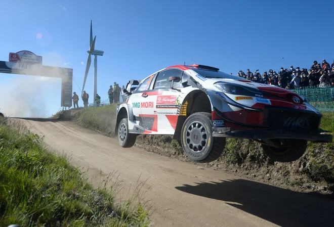 Elfyn Evans je na trenutke kar letel nad cesto. FOTO: Miguel Riopa/AFP