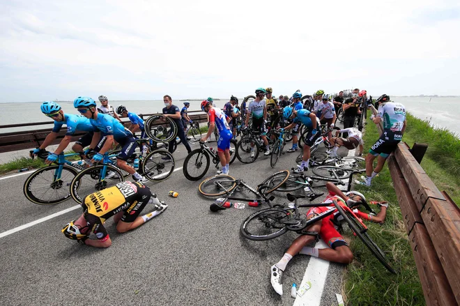 Zaradi množičnega padca so morali zaustaviti dirko. FOTO: Luca Bettini/AFP