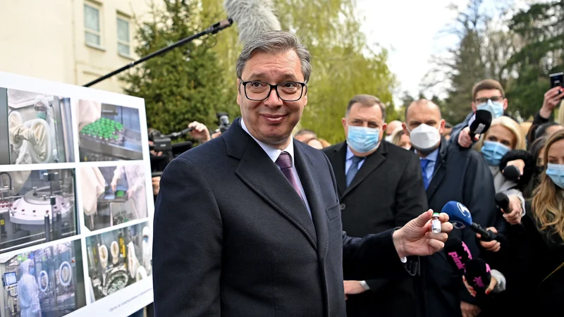 Srbski predsednik Aleksandar Vučić je z zgledno organizacijo cepljenja dosegel tudi številne zunanjepolitične učinke. FOTO: Andrej Isakovic/AFP