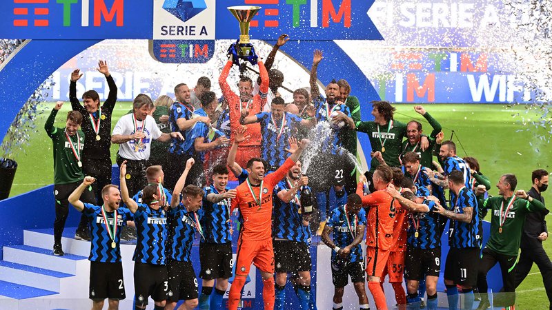 Fotografija: Interjev kapetan Samir Handanović je po zadnjem nastopu v DP  visoko dvignil šampionski pokal. FOTO: Miguel Medina/AFP
