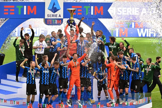 Interjev kapetan Samir Handanović je po zadnjem nastopu v DP&nbsp; visoko dvignil šampionski pokal. FOTO: Miguel Medina/AFP