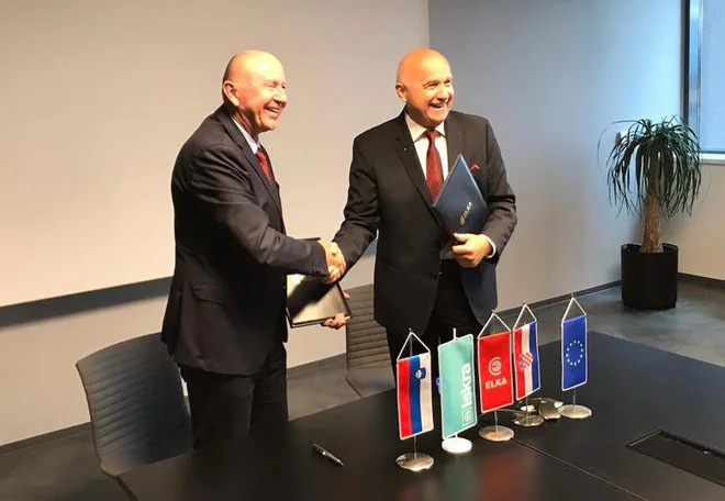 Dušan Šešok iz Iskre je takole segel v roko zagrebškemu podjetniku Miljenku Hacku po podpisu pogodbe o prevzemu izdelovalca kablov Elka. FOTO: arhiv Iskre