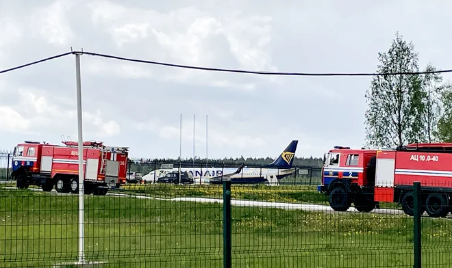 Po nekaterih navedbah je beloruski predsednik Aleksander Lukašenko odredil pristanek letala po obvestilu o bombi na letalu Ryanaira, kar se je kasneje izkazalo za lažno prijavo. FOTO: AFP