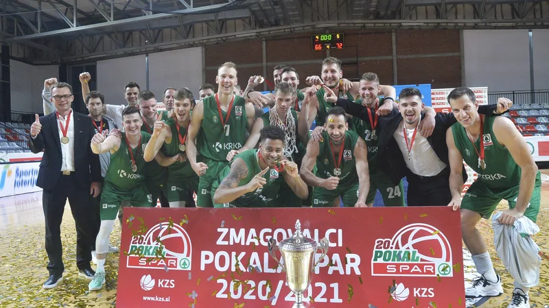 Fotografija: Košarkarji Krke niso skrivali veselja ob pokalnem naslovu. FOTO: Drago Perko/Delo