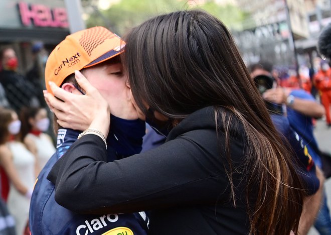 Srčna izbranka Kelly Piquet je po dirki takole strastno poljubila Maxa Verstappna. FOTO: Andrej Isakovic/AFP