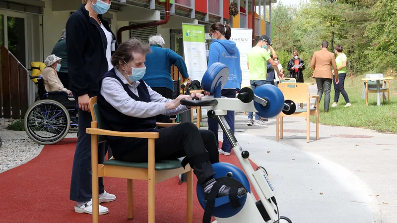 Fotografija: Mnoge stiske, ki so jih doživljali stanovalci domov med epidemijo, so posledica tridesetletne neustrezne skrbi za institucionalno in neinstitucionalno varstvo starejših in neurejenosti področja dolgotrajne oskrbe. FOTO: Igor Mali/Delo