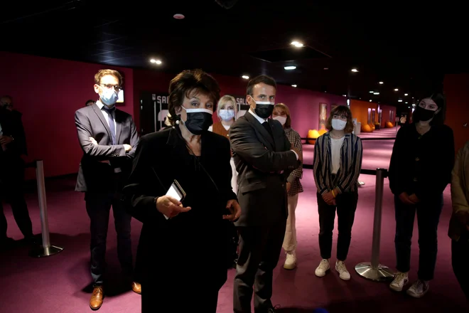 Predsednik Emmanuel Macron in ministrica za kulturo Roselyne Bachelot spodbujata kulturno življenje mladih. FOTO: Thibault Camus/Reuters