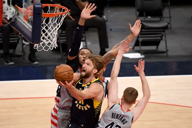 Košarkar Indiane Domantas Sabonis, 25-letni sin slavnega Arvidasa Sabonisa, bo Litvo poskušal popeljati na olimpijske igre. FOTO: Will Newton/AFP