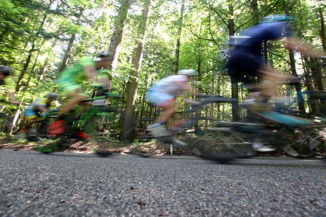 Nezadostna prehranska podpora cestnega kolesarja lahko ogrozi ne samo zmogljivost, temveč tudi športnikovo zdravje. FOTO: Mavric Pivk/Delo