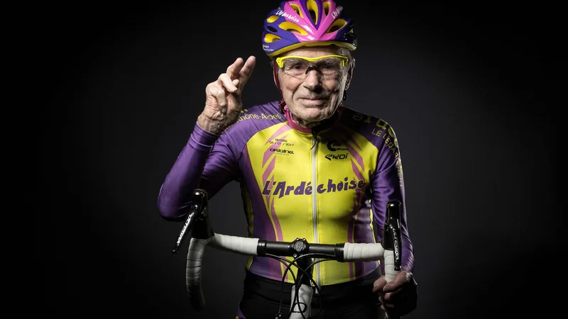 Fotografija: 4. januarja 2017 je v starostni skupini nad 105 let postavil svetovni rekord v enournem kolesarjenju na velodromu! Prekolesaril je 22 kilometrov in 547 metrov. FOTO: Joel Saget/AFP
