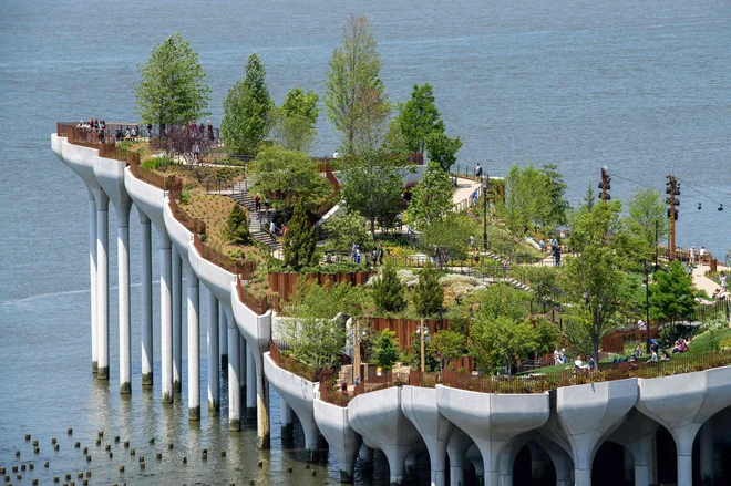 Pogled na na novo odprt 260 milijonov dolarjev vreden Mali otok, brezplačen javni park na reki Hudson v New Yorku, ki so ga za obiskovalce uradno odprli pretekli vikend. FOTO. Angela Weiss/Afp