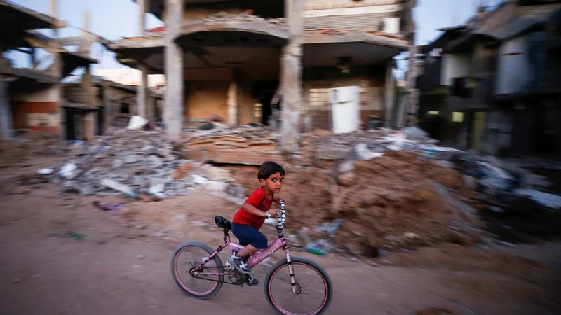 Fotografija: Uničenje na območju Gaze po enajstih dnevih bombardiranja. FOTO: Ahmed Jadallah/Reuters