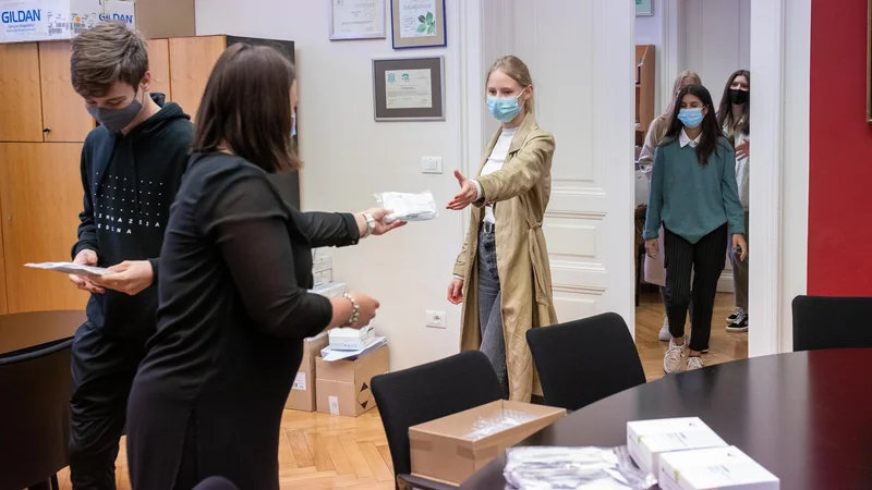 Fotografija: Dijakom Gimnazije Ledina so teste razdelili v petek, šole so morale teste pakirati same. FOTO: Voranc Vogel/Delo