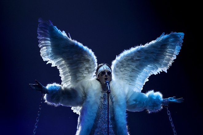 Eden najbolj vpadljivih med nastopajočimi je bil norveški »padli angel« TIX ali Andreas Andresen Haukelan.<br />
FOTO: Kenzo Tribouillard/ AFP