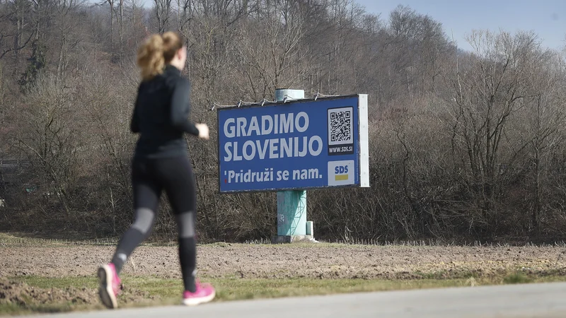 Fotografija: V resoluciji Gradimo Slovenijo so v SDS zapisali, da so ženske tista moč, »ki daje zagon družini in družbi, ki je svetilnik upanja, vrednot in spodbud za celoten narod«. FOTO: Leon Vidic/Delo