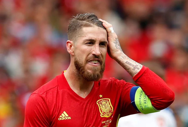 Sergio Ramos po poldrugem desetletju za furio ne bo igral na velikem tekmovanju. FOTO: Albert Gea/Reuters