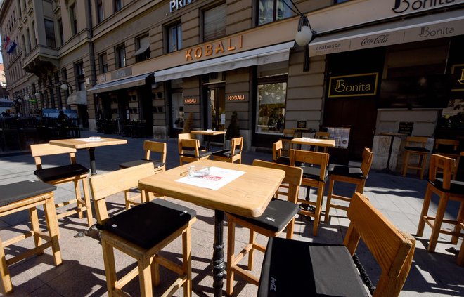 Na Hrvaškem bodo med drugim do 23. ure podaljšali delovni čas gostinskih lokalov, restavracijam pa bodo dovolili strežbo tudi v notranjih prostorih. FOTO: Denis Lovrovic/AFP