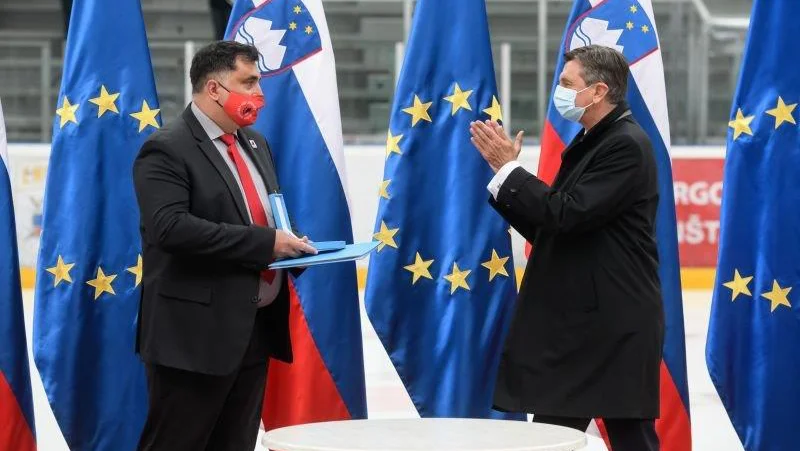 Fotografija: Predsednik Slovenije Borut Pahor je z redom za zasluge odlikoval HDD Sij Acroni Jesenice, odlikovanje je sprejel predsednik društva Peter Bohinec. FOTO: Daniel Novaković/STA