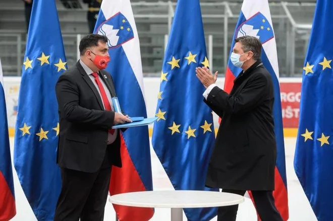Predsednik Slovenije Borut Pahor je z redom za zasluge odlikoval HDD Sij Acroni Jesenice, odlikovanje je sprejel predsednik društva Peter Bohinec. FOTO: Daniel Novaković/STA