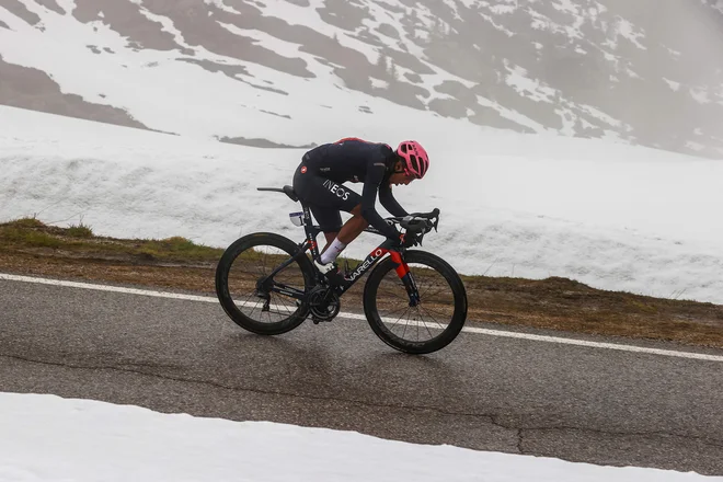Egan Bernal je na prelazu Giau uprizoril morda že odločilni napad letošnjega Gira. FOTO: Luca Bettini/AFP