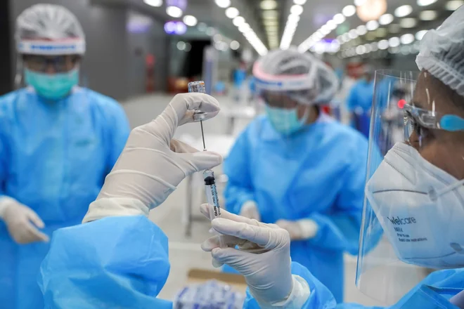 Če se je pred meseci zdelo, da gre za Trumpovo ofenzivo proti Kitajski, zdaj tudi vladajoči demokrati svarijo pred nepravilnostmi, ki so se v wuhanskem laboratoriju dogajale jeseni 2019. FOTO: Athit Perawongmetha/Reuters