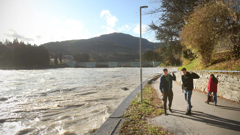 Fotografija: Narasla reka Drava v Dravogradu. Fotografija je simbolična. FOTO: Jure Eržen/Delo