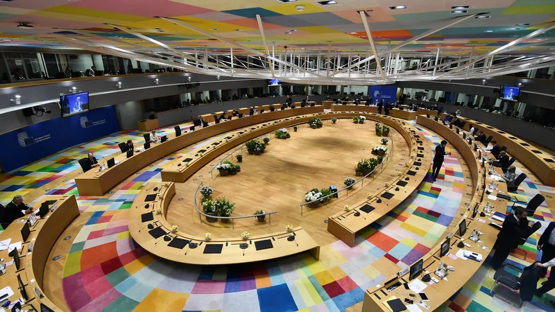 Med razpravo na večernem zasedanju voditelji pri sebi niso smeli imeti elektronskih naprav, da so zagotovili zaupnost. FOTO: John Thys/ Reuters