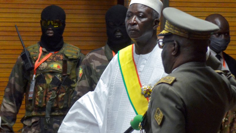 Fotografija: Bah Ndaw je kot začasni predsednik Malija prisegel 25. septembra lani v Bamaku. FOTO: Amadou Keita/Reuters