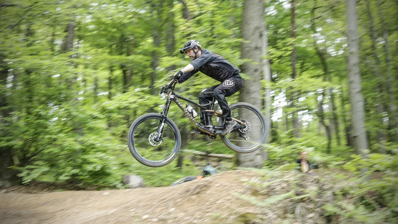 Fotografija: V kolesarskem parku na Golovcu je sedem urejenih poti, pripravljajo tudi tekme, denimo v okviru Slo Enduro for Fun, in sodelujejo pri festivalu Ljubljana MTB-vikend, ki bo septembra. FOTO: Uroš Hočevar/Delo