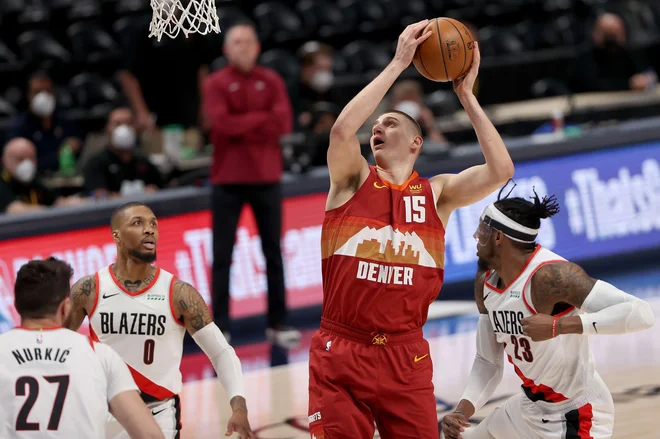 Nikola Jokić je bil predober za obrambo Portlanda. FOTO: Matthew Stockman/AFP