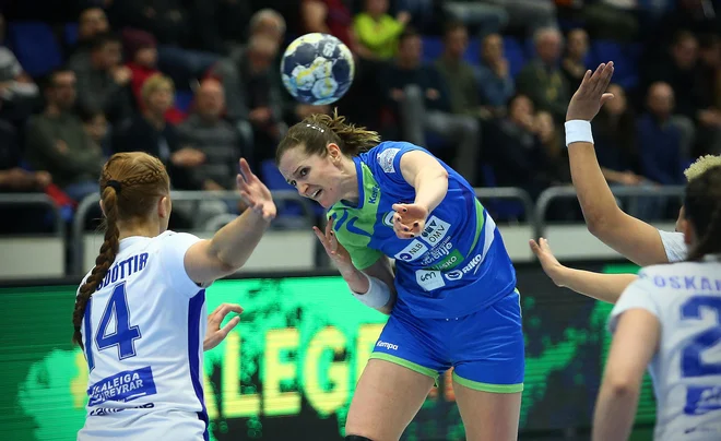 Grosova je kapetanka slovenske reprezentance. FOTO: Jože Suhadolnik