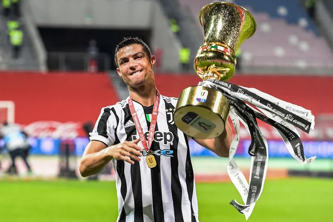 Cristiano Ronaldo je z italijanskim pokalom dokončal zbirko. FOTO: Miguel Medina/AFP