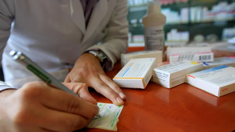 Fotografija: Z digitalizacijo receptov v bolnišnicah farmacevti dobijo jasnejša navodila za izdajo zdravil. FOTO: Blaž Samec/Delo