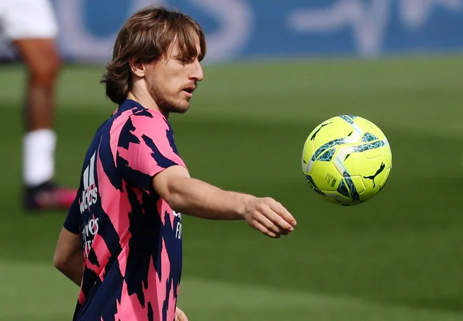 Luka Modrić bo še naprej vodil igro madridskega Reala. FOTO: Susana Vera/Reuters